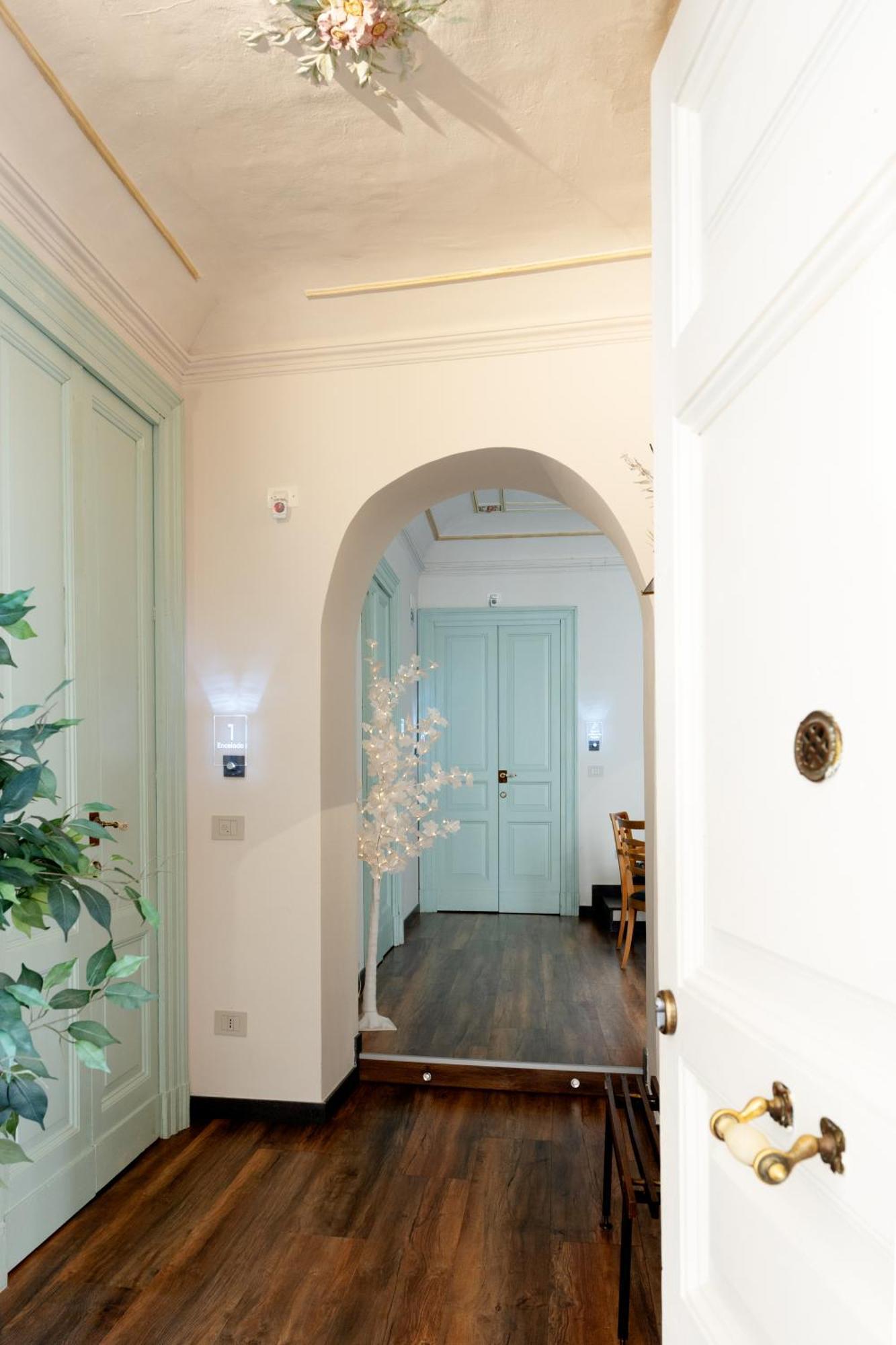 Holiday Lux Boutique Room CTA Exterior foto
